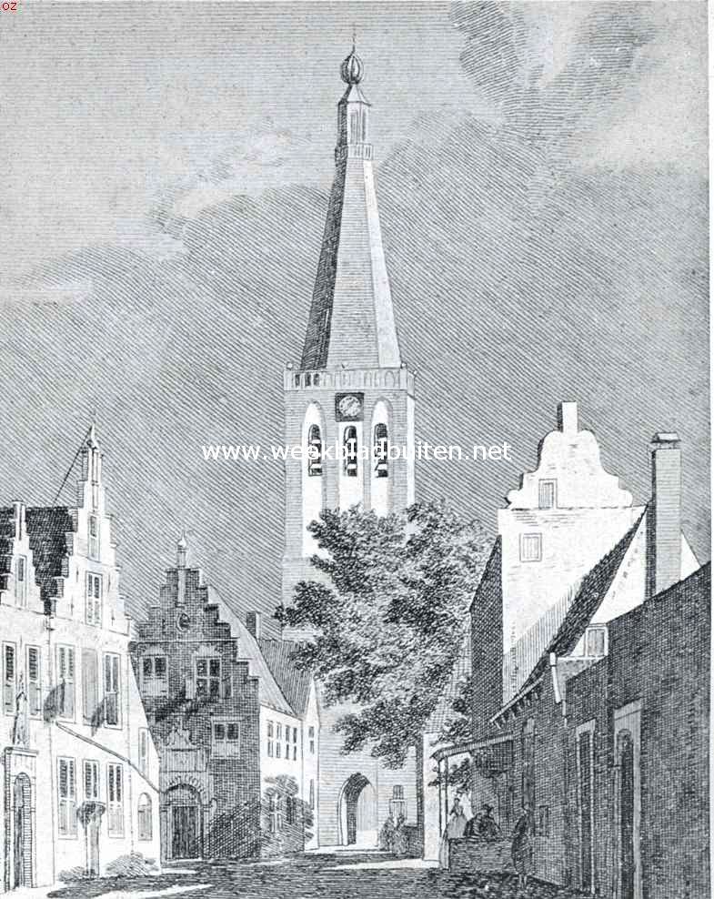 Medemblik de oudste. Gezicht in de Torenstraat op den kerktoren in den aanvang der 18de eeuw. Links het Weeshuis, daarachter het geveltje van de Munt. De poort onder den kerktoren is nog open