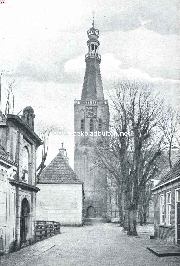 Medemblik de oudste. De Torenstraat, zooals deze zich thans vertoont. Men lette vooral op, wat er van het sierlijke Muntgeveltje is geworden