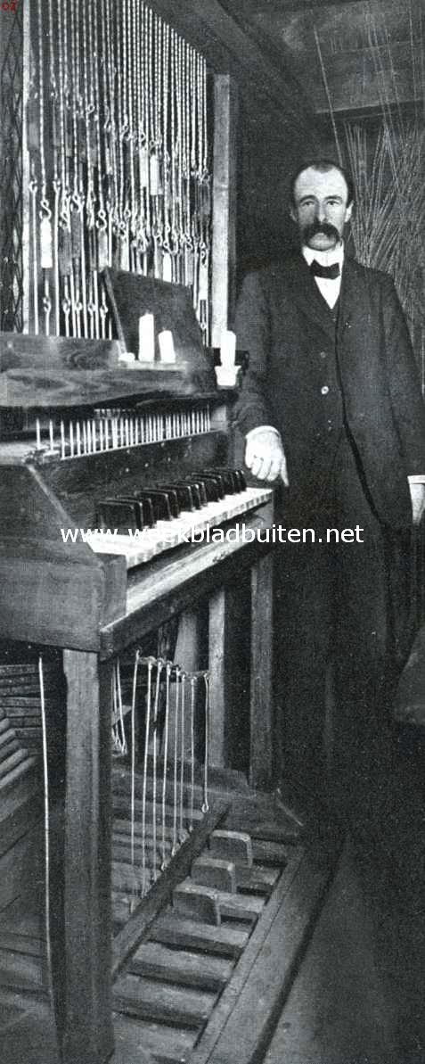 Het klokkenspel. Enkhuizen's klokkenist R.G. Crevecoeur bij zijn klavier in de Zuidertoren