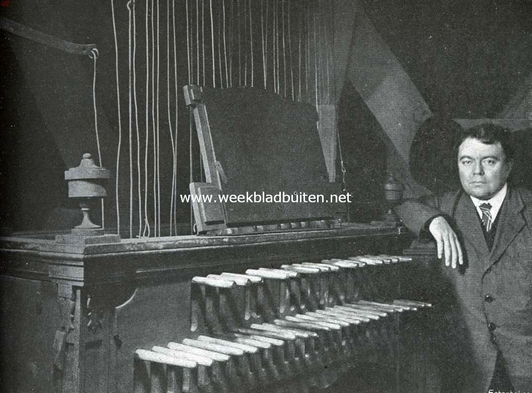 Het klokkenspel. Nijkerk's klokkenist, Joh. W. Meyll, bij zijn klavier