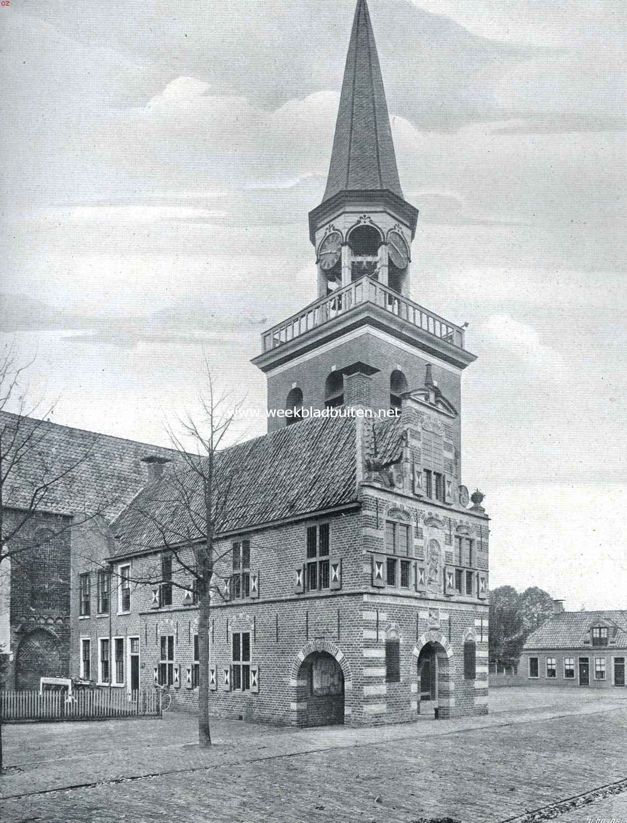 Het Raadhuis te Appingedam. Daarachter de Nicolatoren