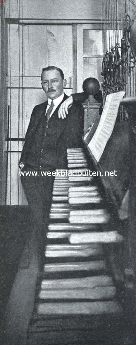 Het klokkenspel. De Utrechtsche klokkenist J.A.H. Wagenaar, bij zijn klavier in den Domtoren