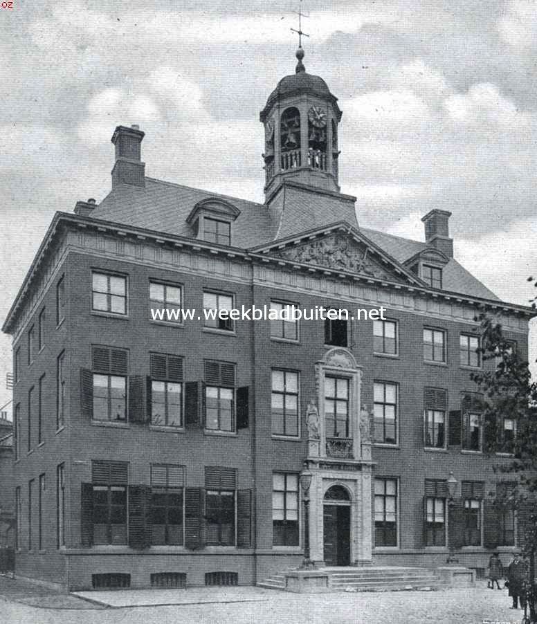 Het klokkenspel. Het Stadhuis te Leeuwarden, in welks torentje in 1914 het klokkenspel van den Nieuwen Toren is aangebracht