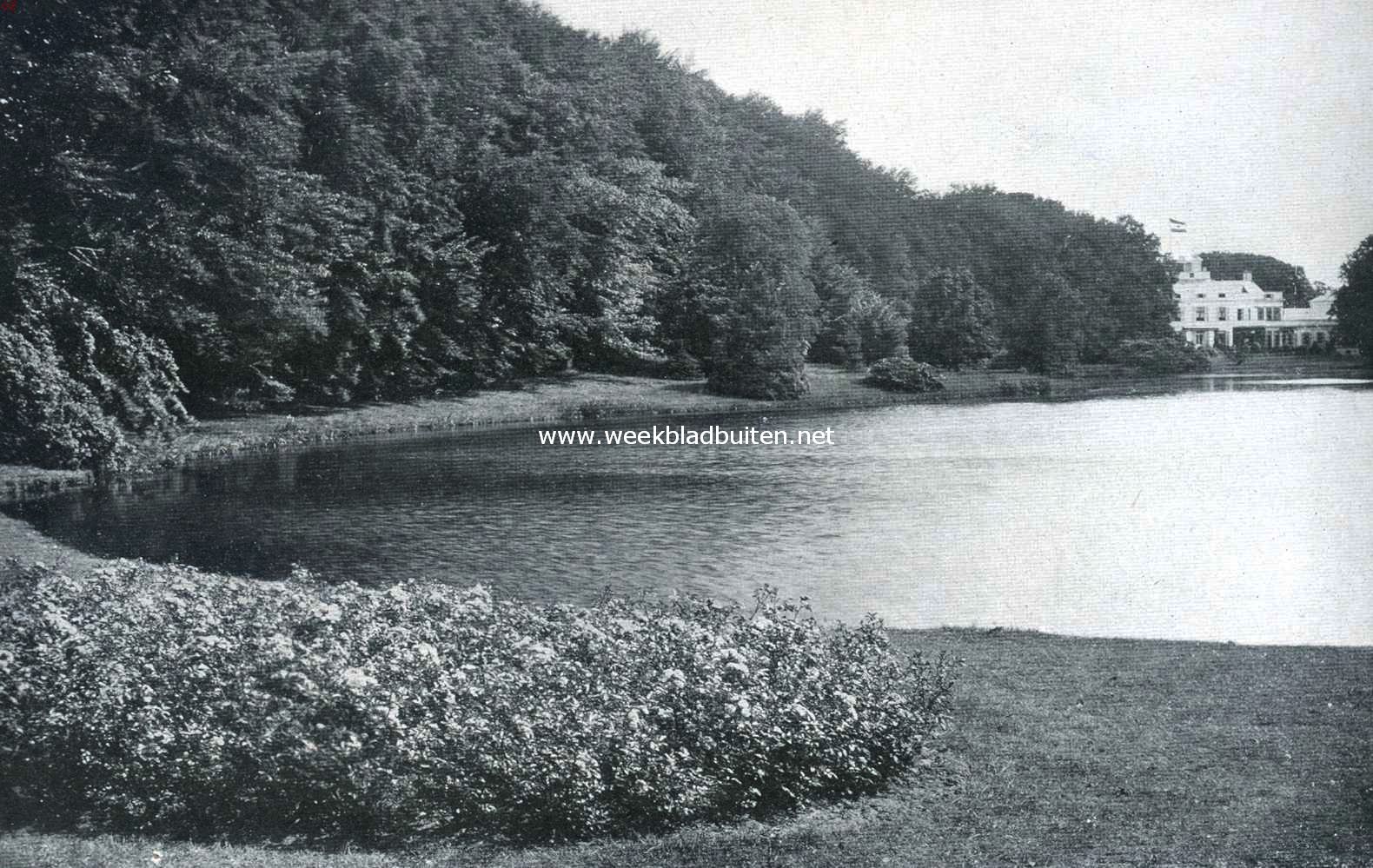 De groote vijver van het park van Soestdijk. Op den voorgrond een perk bloeiende rozen, behoorende tot de Aalmeersche rozen, welke H.M. de Koningin den 2en Augustus 1915 aan haar moeder heeft ten geschenke gegeven