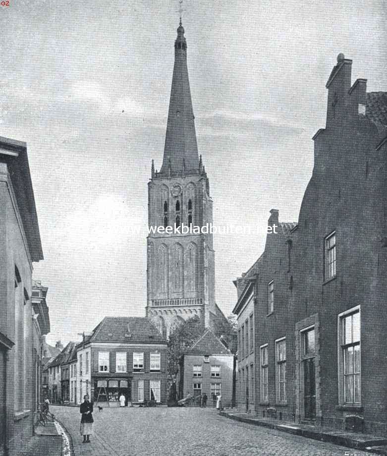 Gezicht op de toren der Ned. Herv. Kerk te Doesburg. Op dezen toren, welks spits vr 1912 een eenigszins ander gedaante had, is de eerste bliksemafleider in ons land geplaatst
