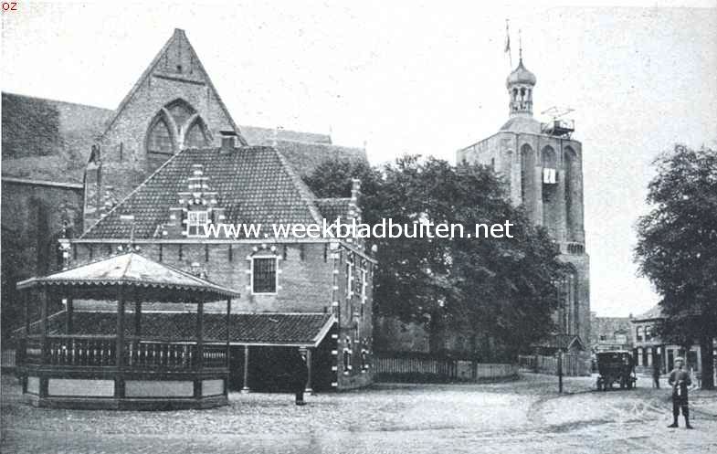 Boomen en licht. Bij de Groote Kerk te Workum. Scaduwgevende iepenrijen en -groepen behooren bij het karakteristieke van onze oude Hollandsche stadjes