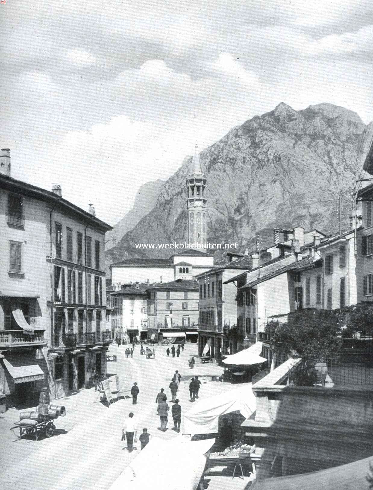 Piazza del XX Settembre te Lecco aan het Lago di Como. Op den achtergrond de berg San Martino