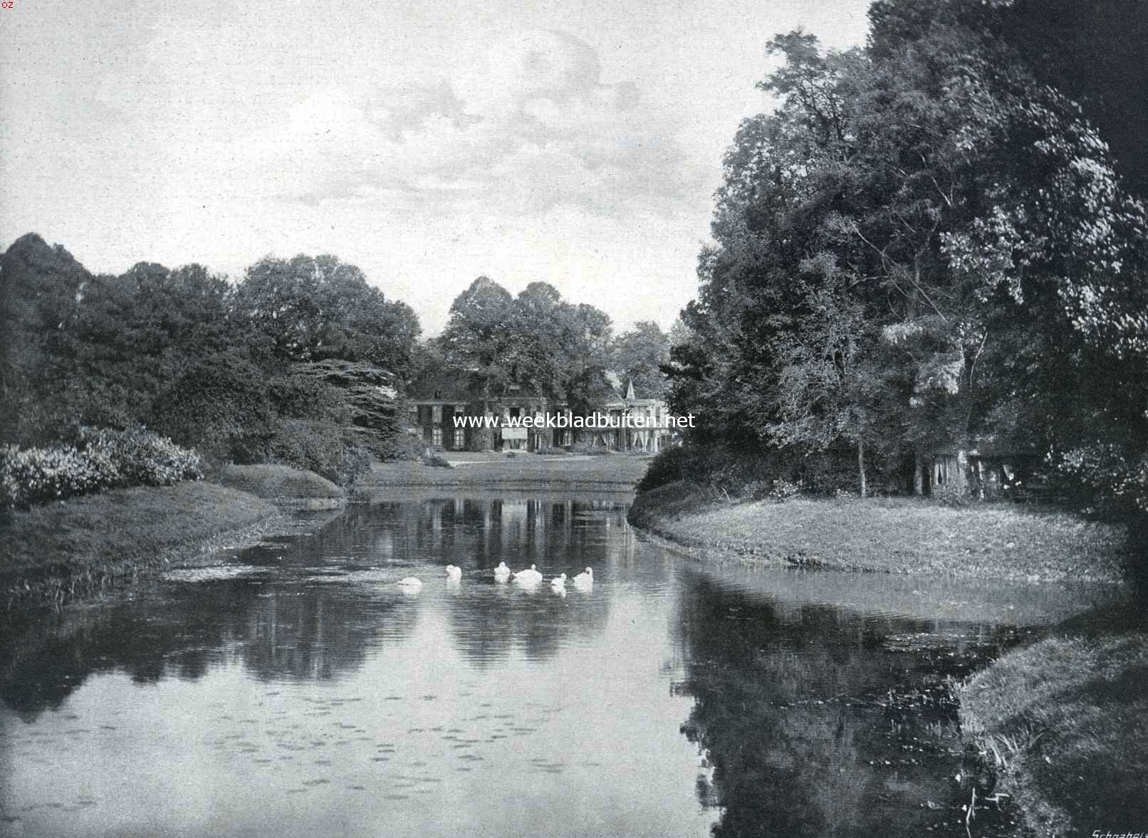 Het Huis de Wildenborch. Waterpartij in het park met achterzijde van het huis