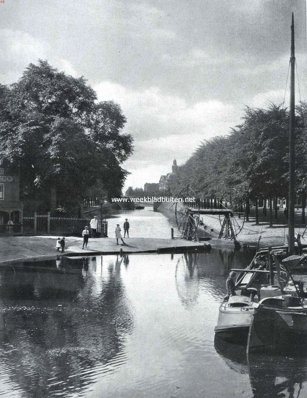 De Boerenwetering in verleden en toekomst. De Ruysdaelkade te Amsterdam, vroeger Boerenwetering, gezien van de brug Stadhouderskade