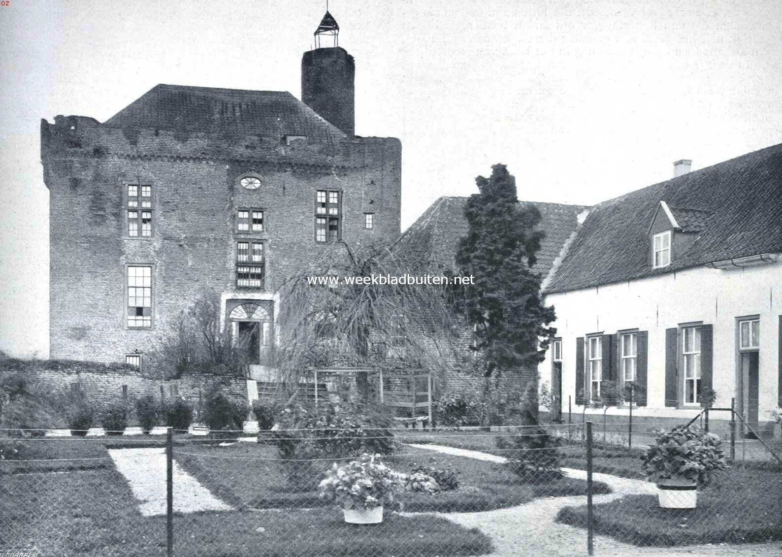 Het kasteel Doornenburg. Binnenhof. Op den achtergrond het hoofdgebouw