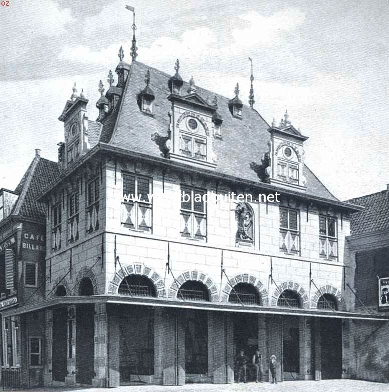 Hoorn, de zeshonderdjarige. De Waag op den hoek van Roode Steen en Groote Oost. Gebouwd in 1609, waarschijnlijk naar het ontwerp van Hendrick de Keyser, en gerestaureerd in 1912, waarbij de arduinsteen van de gevels door hardsteen is vervangen
