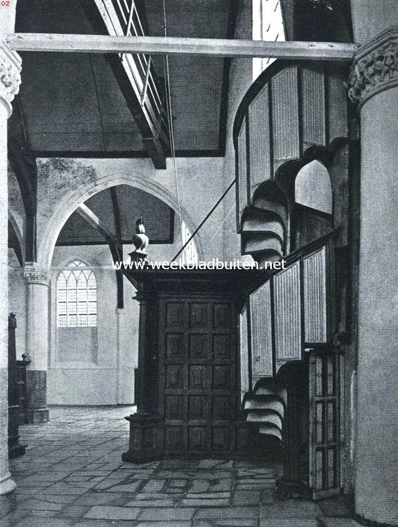 Hoorn, de zeshonderdjarige. Eikenhouten portiek uit 1643. Een Gothisch wenteltrapje uit het einde der 15de eeuw in de Noorder- of Vrouwenkerk. Deze trap heeft eerst in de Ooster-, daarna in de Groote Kerk gestaan