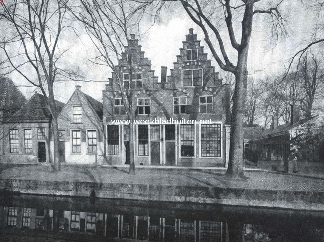 Hoorn, de zeshonderdjarige. Trapgevels aan het Munnikenveld, behoorende tot het daarnaast gelegen Stapelshofje