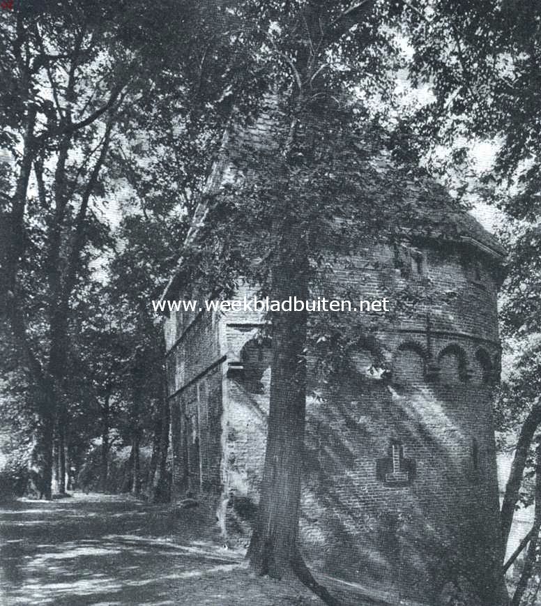 Hoorn, de zeshonderdjarige. De Maria- of Kruittoren, de eenige overgebleven verdedigingstoren van de omwalling der stad in 1508, verrijzende aan het Bolwerk tusschen Oosterpoort en Koepoortsbrug
