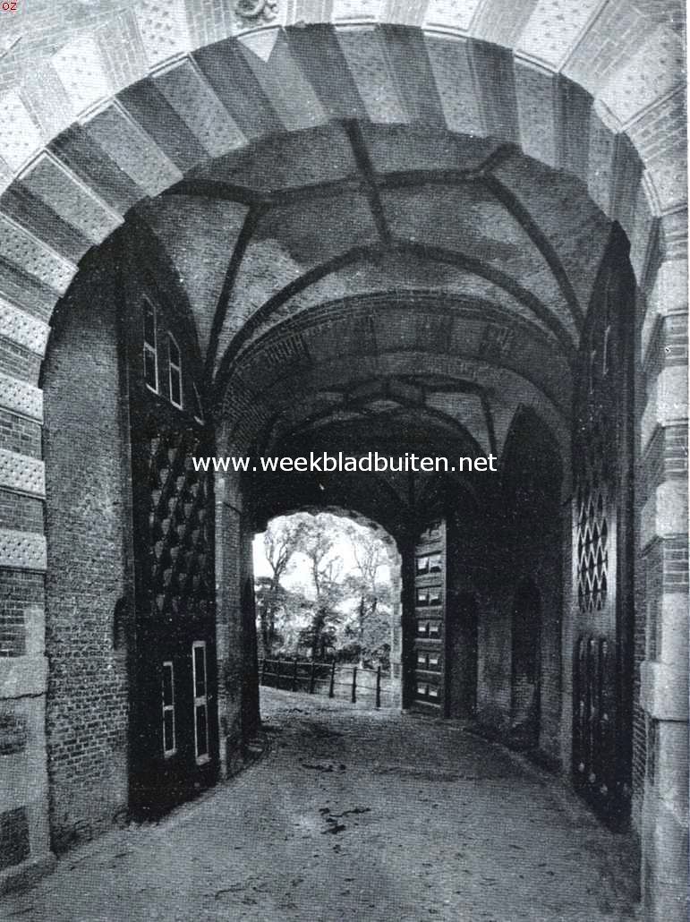 Hoorn, de zeshonderdjarige. Doorgang van de Oosterpoort met nog aanwezige deuren. De Nieuwe Oosterpoort, de eenig overgeblevene van Hoorn's poorten, is gebouwd in 1577 en verfraaid en verhoogd in 1601. Afbeeldingen van het geheele gebouw zijn opgenomen in het nummer van 6 Februari 1909 en 23 Januari 1915