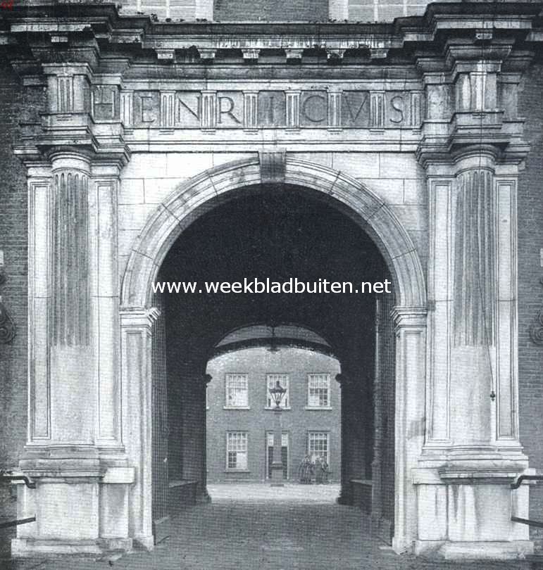 Het Kasteel te Breda. Hoofdingang van het Kasteel te Breda, thans. Boven de poort de naam 