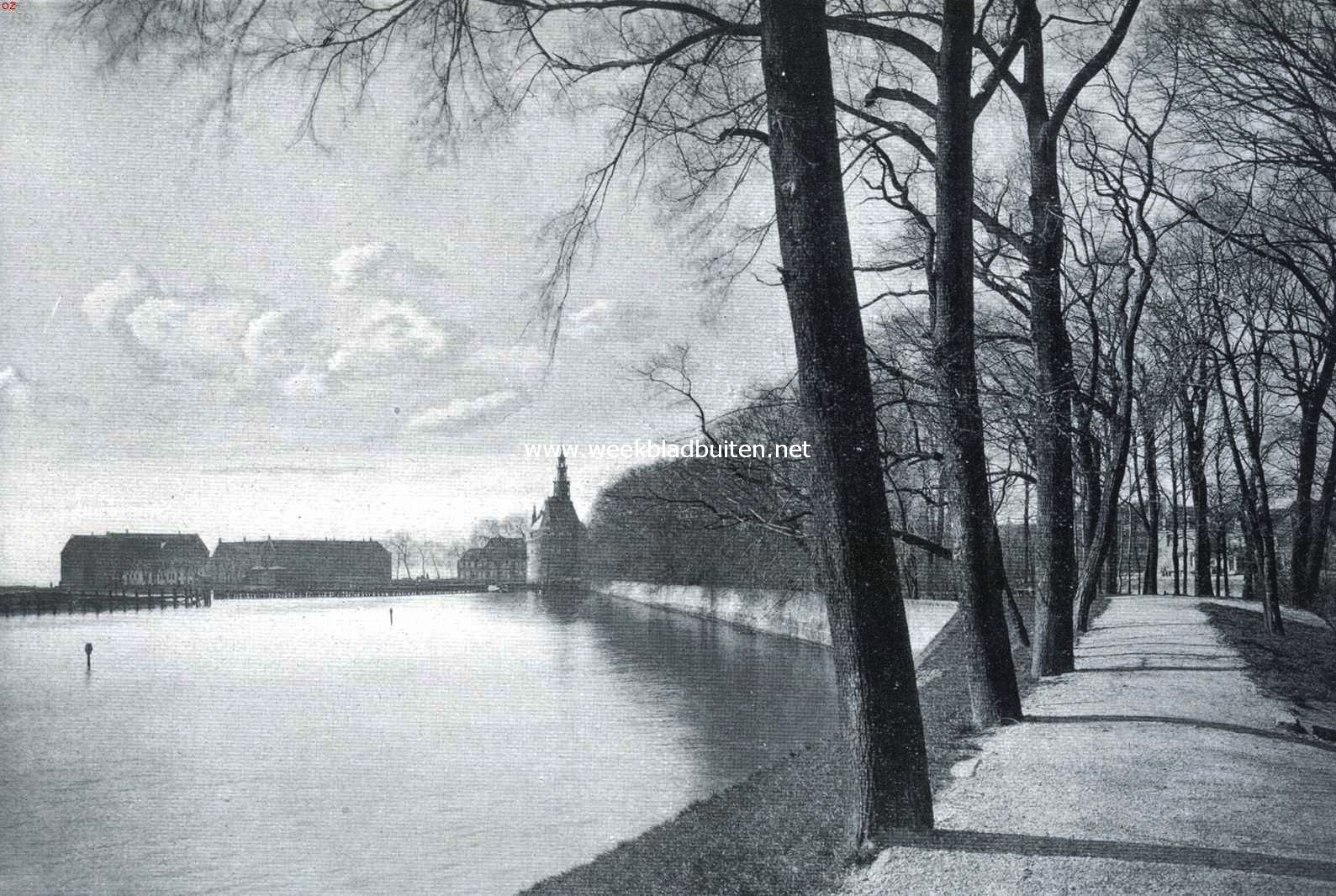 Hoorn, de zeshonderdjarige. Gezicht van den Binnenluiendijk op het Ooster- of Schuiteneiland met de gebouwen der Rijkswerkinrichting (vroeger was hier het Admiraliteitsmagazijn met timmerwerven), den Hoofdtoren, nen het Baadland, thans plantsoen, in Hoorn's bloeitijd met huizen volgebouwd