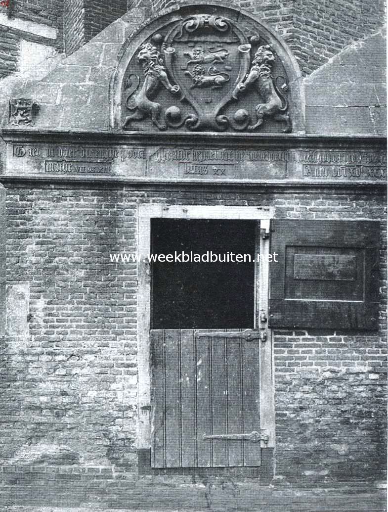 Hoorn, de zeshonderdjarige. Deurtje aan de noordzijde van den Hoofdtoren waarboven bijbelwoorden en 't wapen van West-Friesland