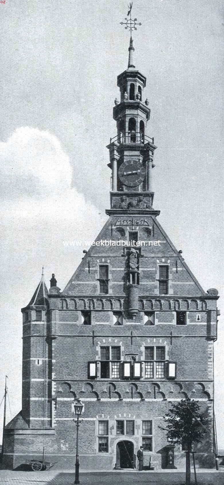 Hoorn, de zeshonderdjarige. De Hoofdtoren, gezien van den Italiaanschen Zeedijk. Gebouwd in 1532 en in 1651 van een torentje voorzien, Van den Hoofdtoren, van de zeezijde gezien, zijn afbeeldingen geplaatst in de nummers van 6 Februari 1909 en 17 Mei 1913	Buiten 1916
