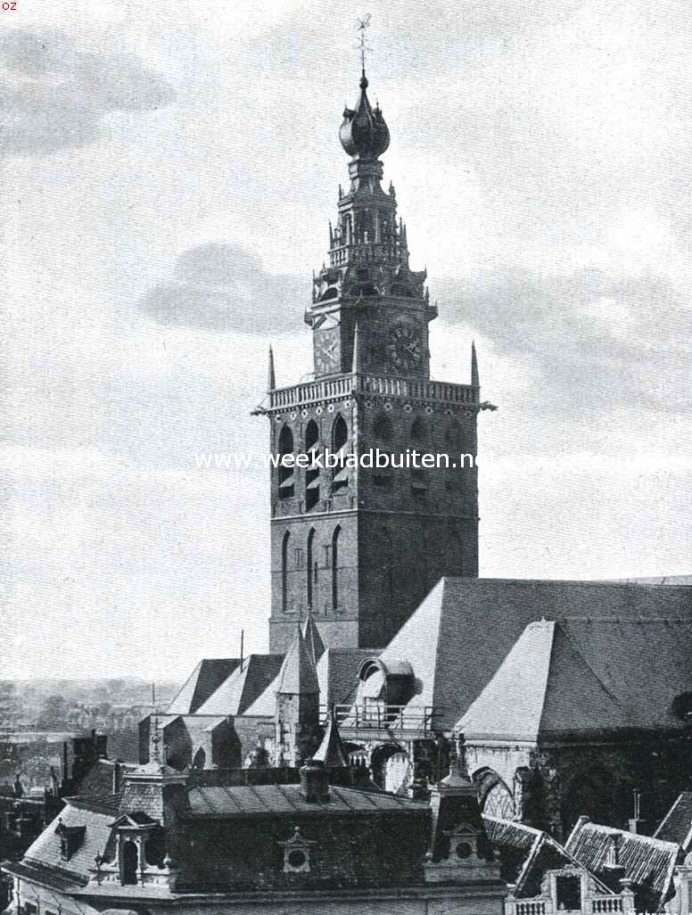 De toren van Nijmegen's Groote Kerk, oprijzend boven de daken der stad