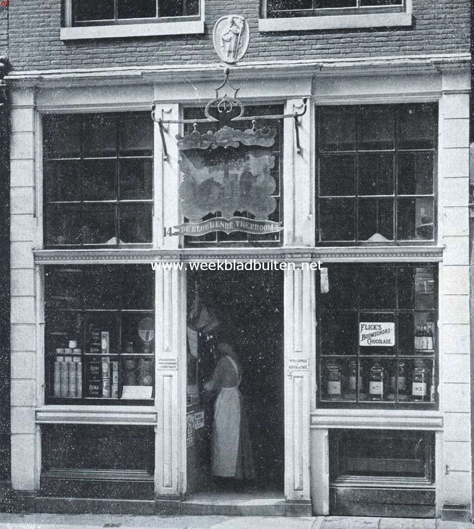 De verbreeding van de Vijzelstraat te Amsterdam. De winkelpui, met het typische uithangbord, die slachtoffer van de verbreeding wordt