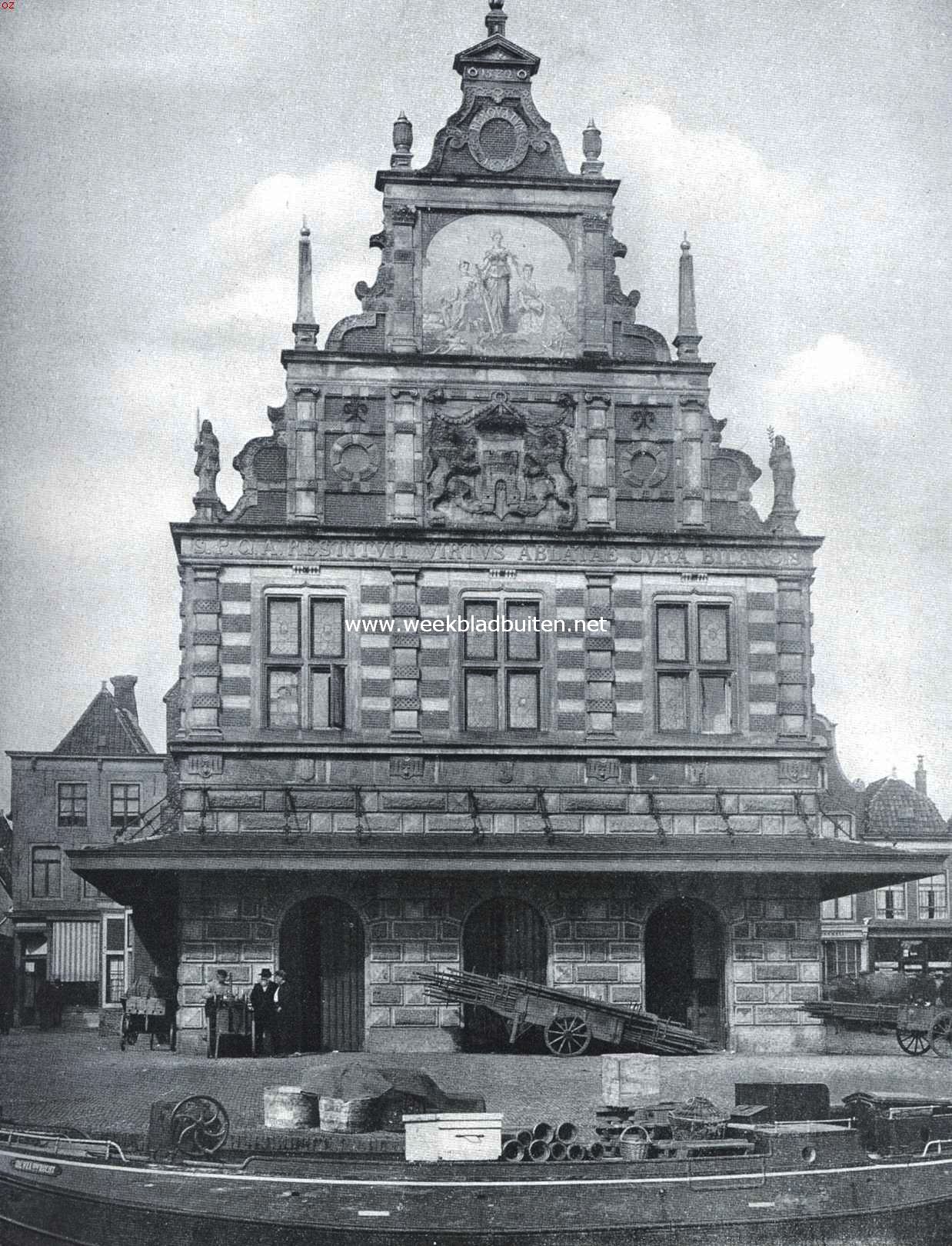 Waag en Kaasmarkt te Alkmaar. De voorgevel van het Waaggebouw