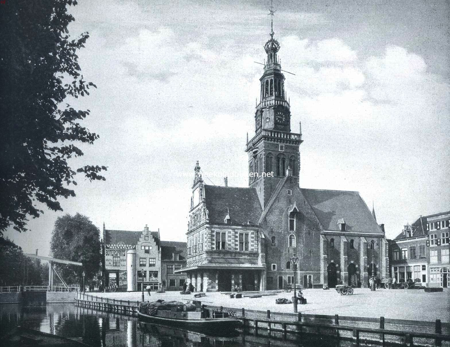 Waag en Kaasmarkt te Alkmaar. Het Waaggebouw, zooals het zich tegenwoordig vertoont, uit het Noord-Oosten gezien. Het tegeltableau in den top bevat slechts een spiegelende vlakte; vergelijk de reliefwerking op de aquarel van Crescent (zie bladz. 43), die van hetzelfde puntgenomen werd