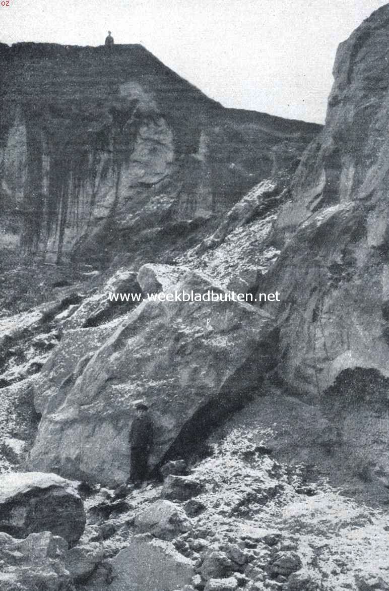 De instorting van den St. Pietersberg bij Maastricht. In den afgeloopen zomer was een der grotten van den St. Pietersberg ingestort; eenige weken geleden nu stortte een stuk bouwland van groote oppervlakte daarboven in, zoodat het thans aan een krater  doe denken