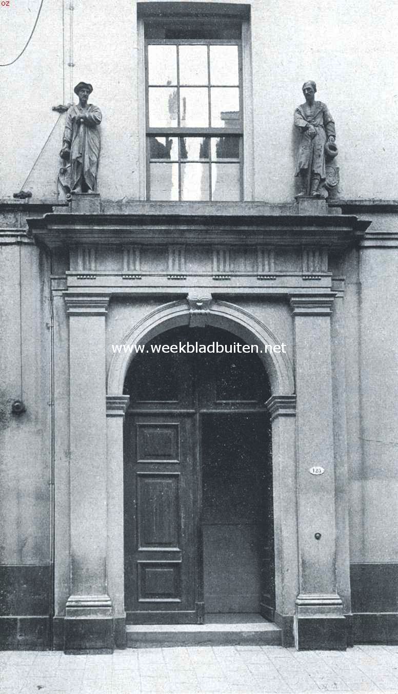 Het Heilige Geesthuis te Rotterdam. Hoofdingang van het voormalige Oudemannenhuis, vroeger het Heilige Geesthuis, aan de Hoogstraat te Rotterdam