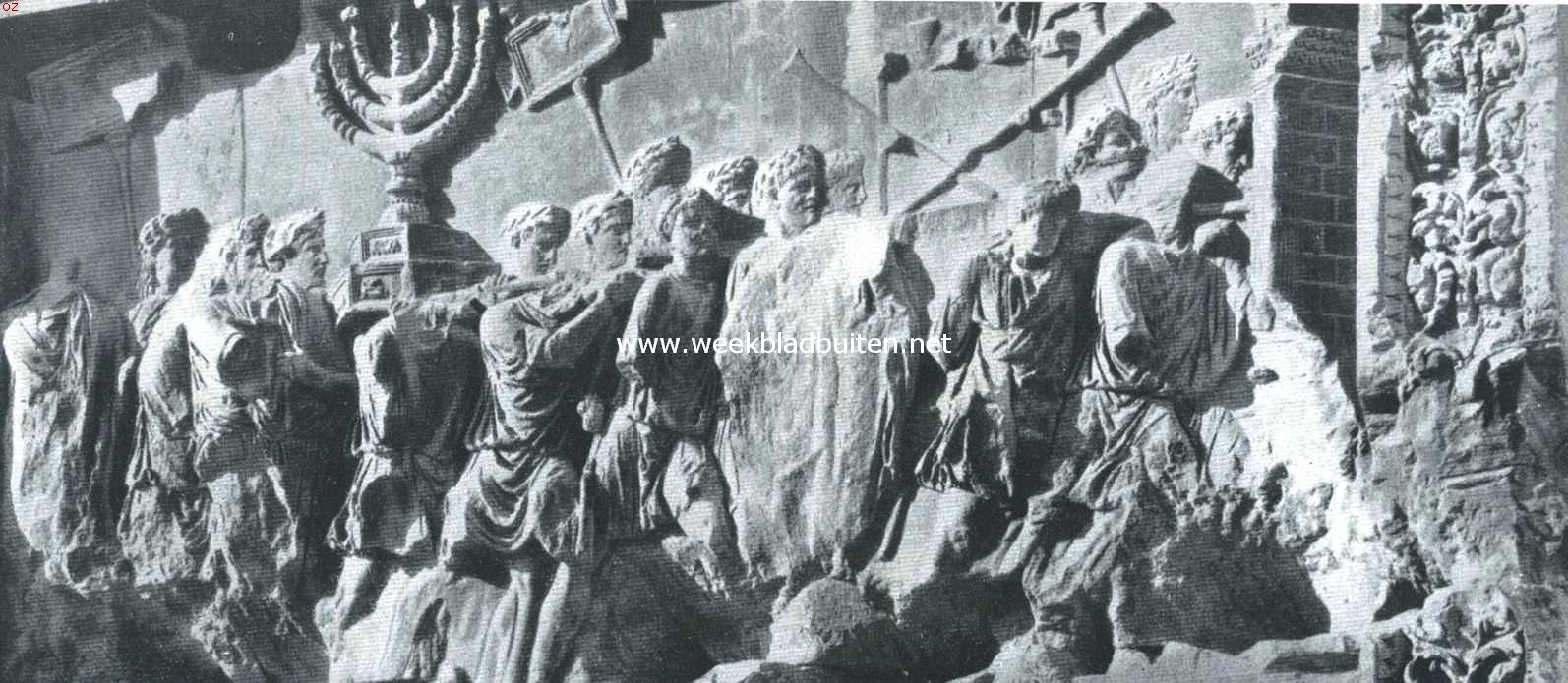 Triomfen en Triomfbogen. Het relief van den luchter of vierarmigen kandelaar in den Titus-boog te Rome. Herinnering aan de verovering van Jeruzalem door Titus Vespasianus, waarbij de luchter met andere voorwerpen uit den tempel naar Rome gevoerd werd