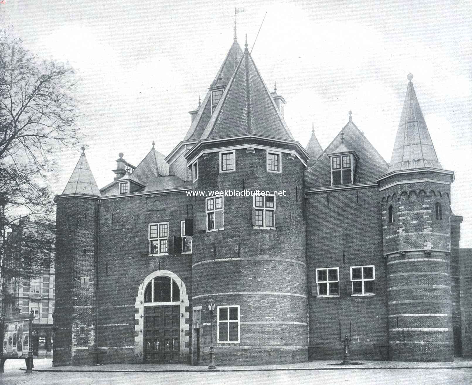 Amsterdamsche poorten. De St. Anthoniespoort (gebouwd in 1488, in 1614 tot Waaggebouw ingericht en in 1691 van een zevenden toren, op het midden van het gebouw, voorzien) gezien van het zuiden