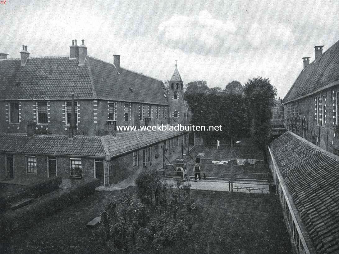 Het St. Pietershof te Hoorn. De binnenplaats met gezicht op 