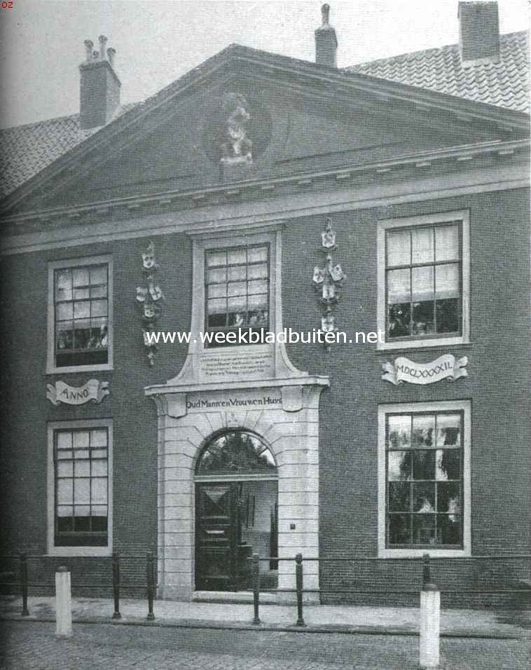 Het St. Pietershof te Hoorn. Middengedeelte van den voorgevel aan het Dal