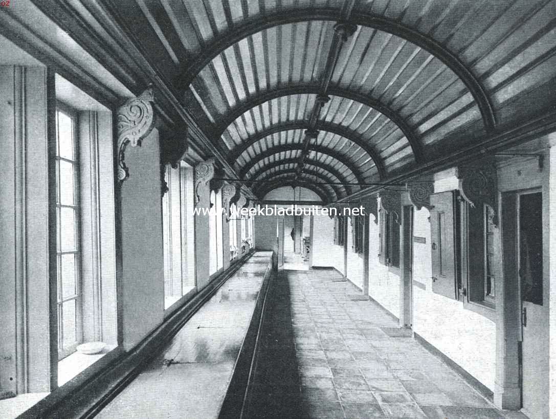 Het St. Pietershof te Hoorn. Galerij met tongewelf aan de oostzijde van de binnenplaats