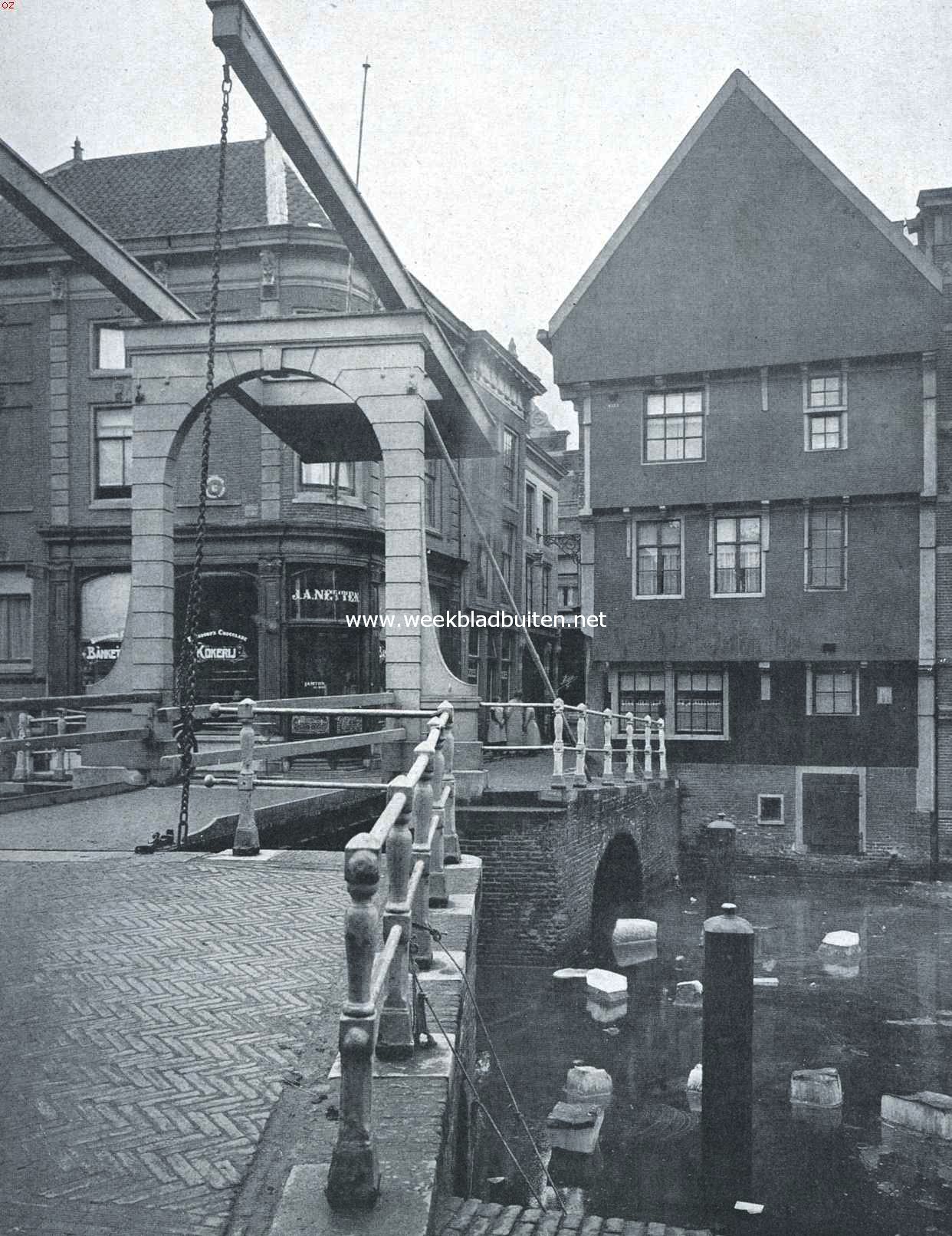 Het Mandenmakershuis op den hoek van de Appelsteeg te Alkmaar, in welks houten gevel de kogel is aangebracht, die daar tijdens het beleg (14 September 1573) ingeschoten werd zonder een der zeven bewoners te kwetsen