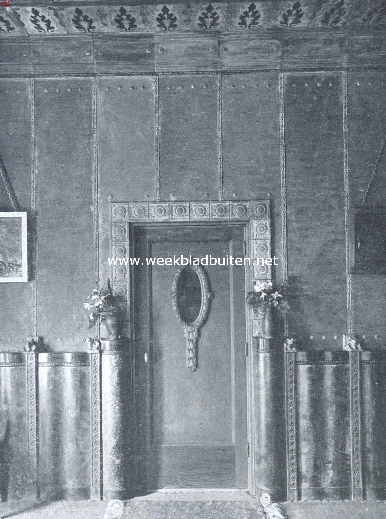 Tuinhuis in gemetalliseerd beton. Deur met wand-gedeelte