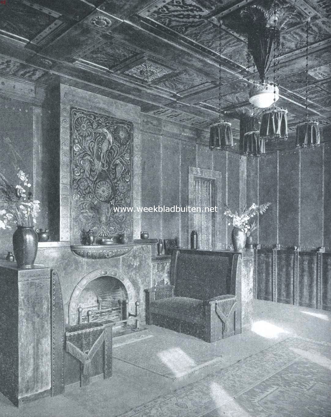 Tuinhuis in gemetalliseerd beton. De kamer met schouw