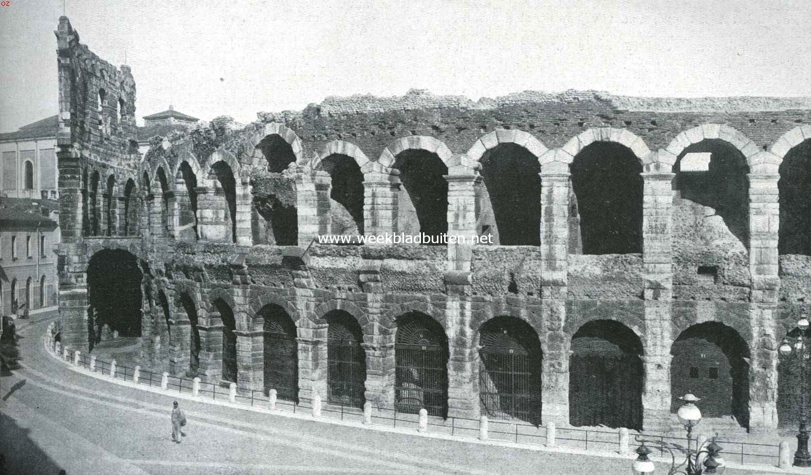 Verona. Het amphitheater (arena) in zijn tegenwoordigen bouwval. Links nog een stuk van den buitengevel, in 1814 door aardbeving verwoest