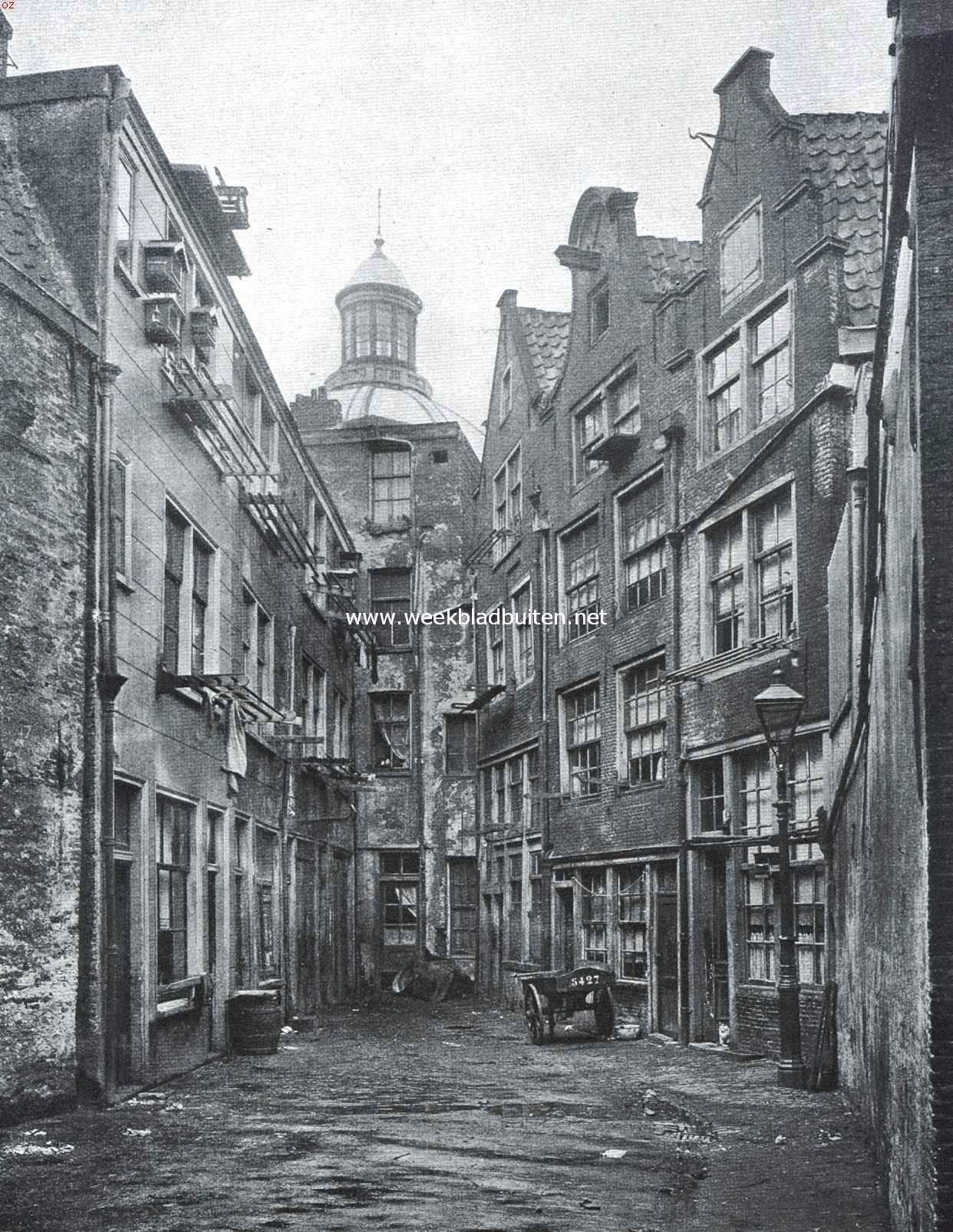 De Zwarte Bijl-steeg bij de Ronde Luthersche Kerk te Amsterdam, die eerstdaags aan den openbaren dienst wordt onttrokken