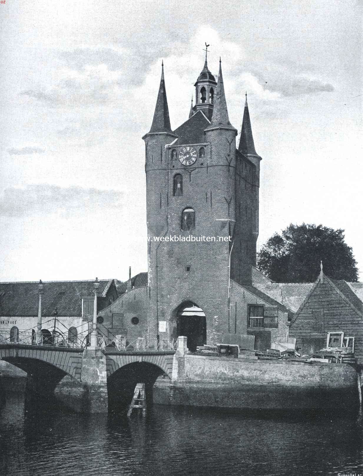 Zierikzee, de Zuidhavenpoort. Vooral de wijk ten zuidwesten van deze poort is door de bommen geteisterd