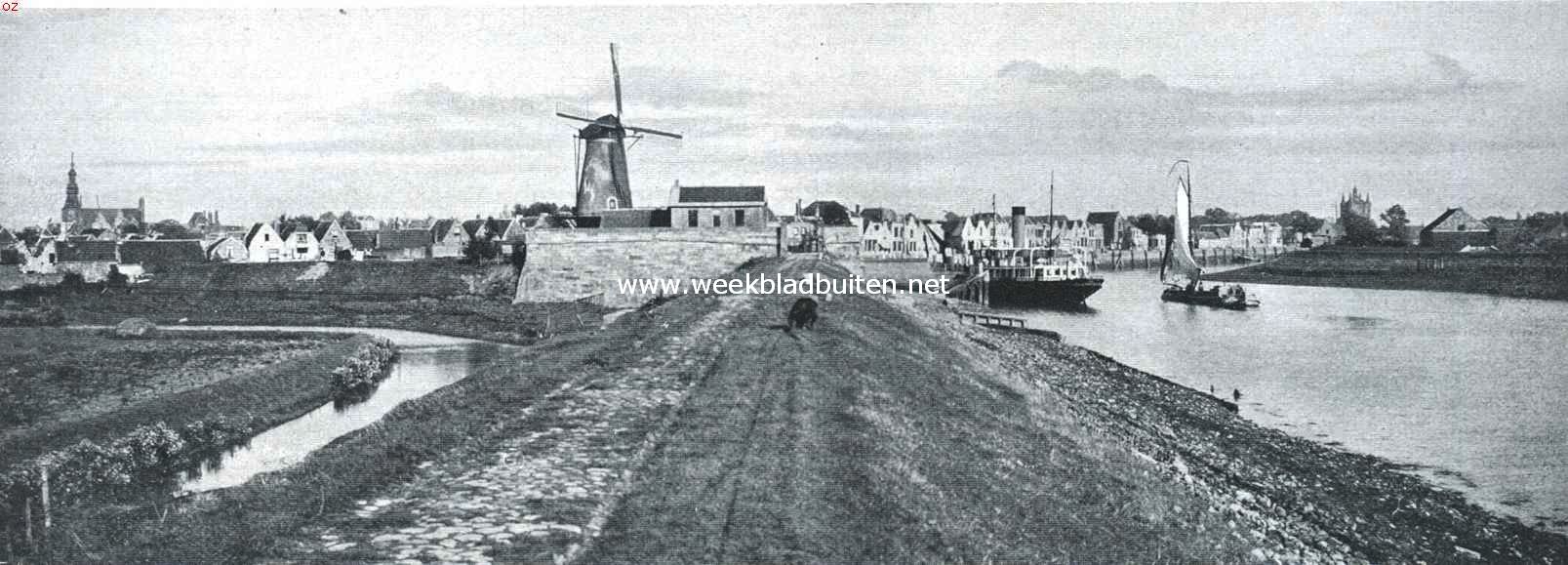 Het meest geteisterde gedeelte van Zierikzee. Rechts de Nieuwe Haven. Gehgeel rechts de Zuidhavenpoort, geheel links het Stadhuis