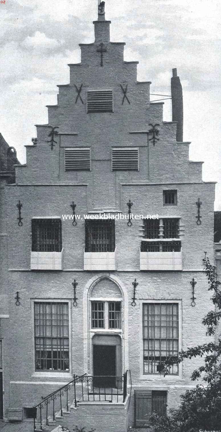 Zierikzee. Het 's Gravensteen aan de Oude Haven, nog als gevangenis in gebruik. In dit oud grafelijk huis, welks achtergedeelte van 1358 dagteekent, hielden de baljuw en de rentmeester-generaal be-Oosterschelde zitting. De voorgevel is opgetrokken in 1524-'26 door Mechelse bouwmeesters