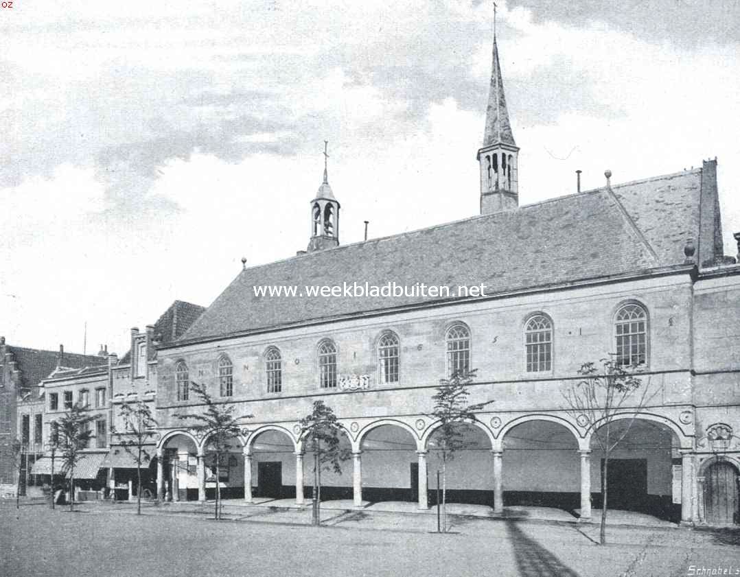 Zierikzee. Kleine- of Gasthuiskerk bij het Havenplein. De Beurs met bovenverdieping is in 1651 tot vergrooting der kerk bijgebouwd