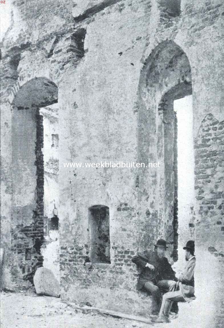 Dr. P.J.H. Cuypers met zijn medestrijder Victor de Stuers in de bouwvallen van het Kasteel de Haar, uit welks puinhoopen de bouwmeester het sprookjesachtige slot deed verrijzen, waarover wij in ons volgend nummer een geillustreerd artikel hoopen te plaatsen. Naar een fotografie in 's Rijksprentenkabinet