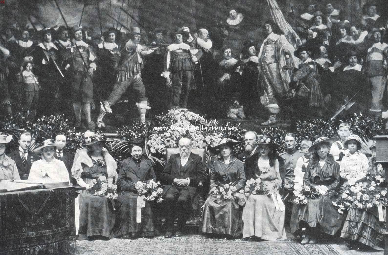 De huldiging van Dr. Cuypers ter gelegenheid van zijn negentigste verjaardag in het Rijksmuseum, op 19 Mei l.l. De Bouwmeester in 't midden van de zijnen voor het groote schuttersstuk van Van der Helst. Rechts van hem zijn zoon, de bekende architect Jos. Cuypers. Geheel links jonkvr. De Stuers, de dochter van zijn overleden vriend Victor de Stuers. Daarnaast Dr. Cuypers' kleinzoon Michiel Cuypers