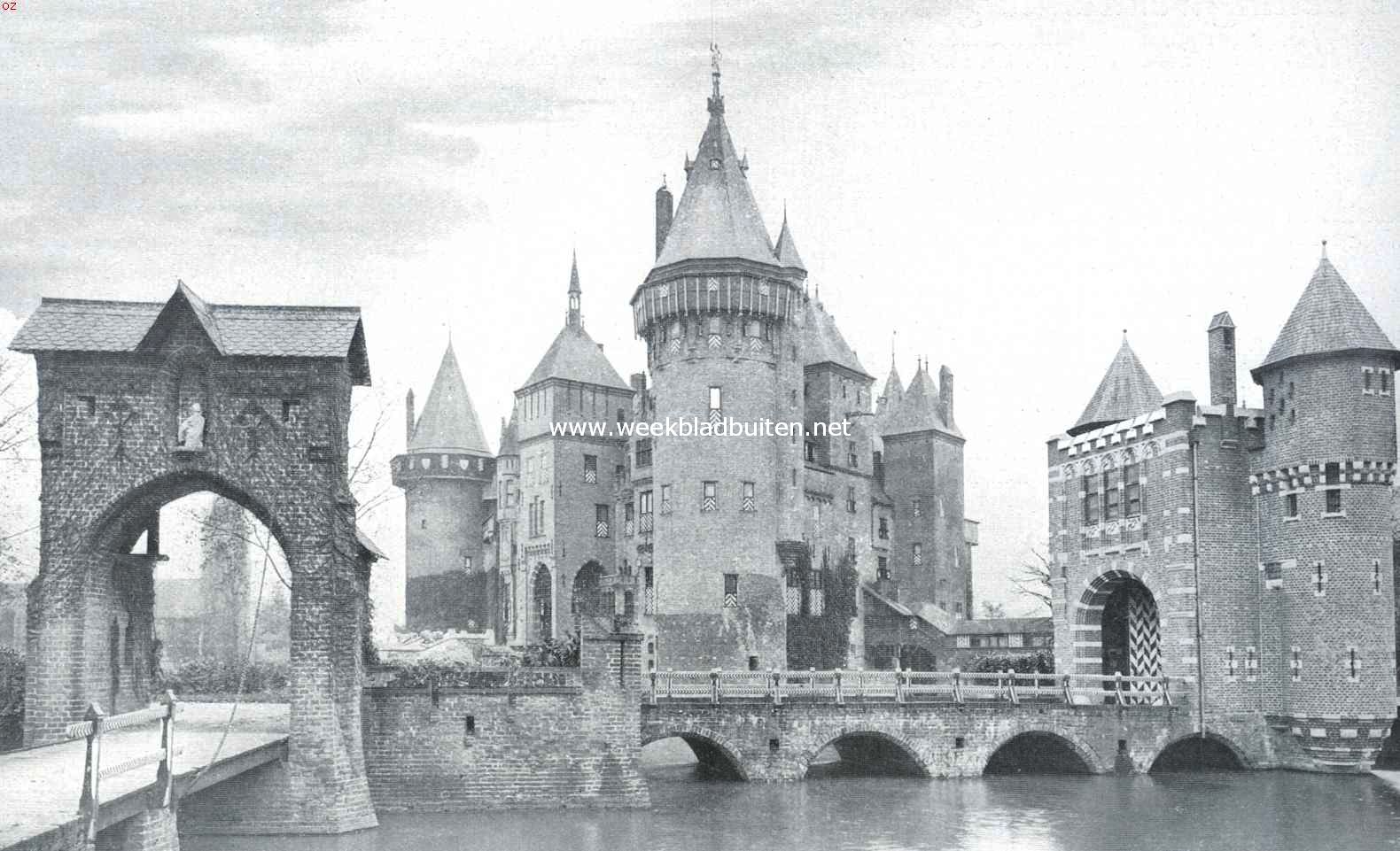 Het Kasteel de Haar met bruggen en toegangspoorten, gezien van het noorden