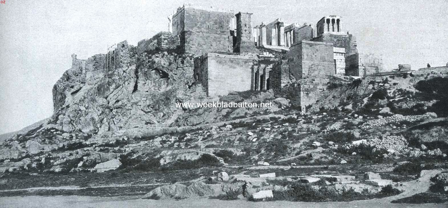 Van oud-en nieuw-Athene. De Akropolis, gezien van den Areopagos. Duidelijk onderscheidt men de door hooge bastions geflankeerde poort, de z.g.n. porte Beul, die toegang tot den burchtheuvel verleent. Daarboven de propylaen, links waarvan zich een voetstuk verheft als een toren, waarop eens het standbeeld van Marcus Agrippa stond. Rechts de tempel van Nike