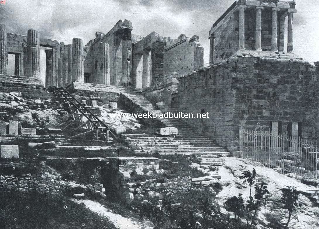 Van oud-en nieuw-Athene. De Propylaen, de marmeren voorgaanderij van de Akropolis met vijfvoudigen doorgang, waarheen men opklimt langs een nog grootendeels antieke marmeren trap. Met dit bouwwerk is in 437 v. Chr. Een begin gemaakt. Rechts de kleine tempel van Nike, de godin der Overwinning