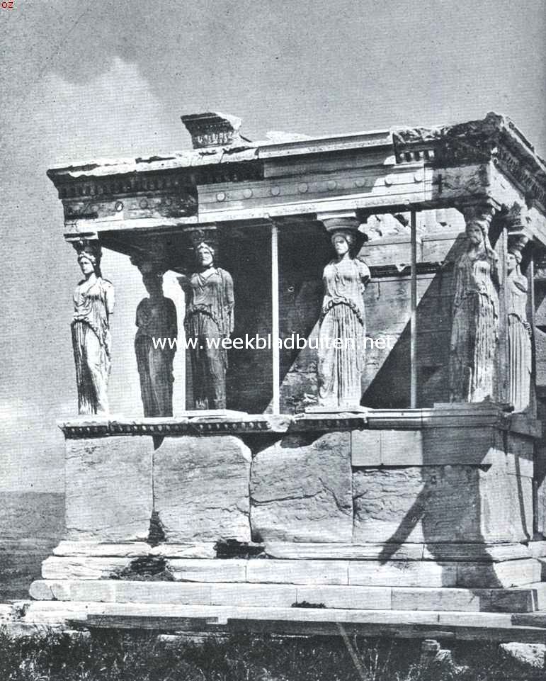 Van oud-en nieuw-Athene. De gaanderij der Karyatiden aan den tempel van Erechteus. Het achterste beeld rechts is nieuw en vervangt het antieke beeld, dat door Lord Elgin in het begin der 19de eeuw werd meegenomen en zich thans in het Britsche Museum te Londen bevindt