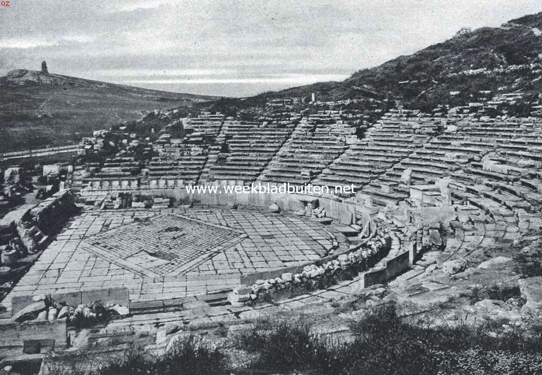 Van oud-en nieuw-Athene. Het theater van Dionysos aan den Z. voet van de Akropolis, waar in de oudheid, toen er plaats voor meer dan dertig duizend menschen was, de dramatische kunst der Atheners haar schoonste triomfen heeft gevierd. Vele eeuwen lag deze vermaarde plaats verborgen onder een dichte massa puin, tot ze eerst in 1862 weder tevoorschijn is gebracht